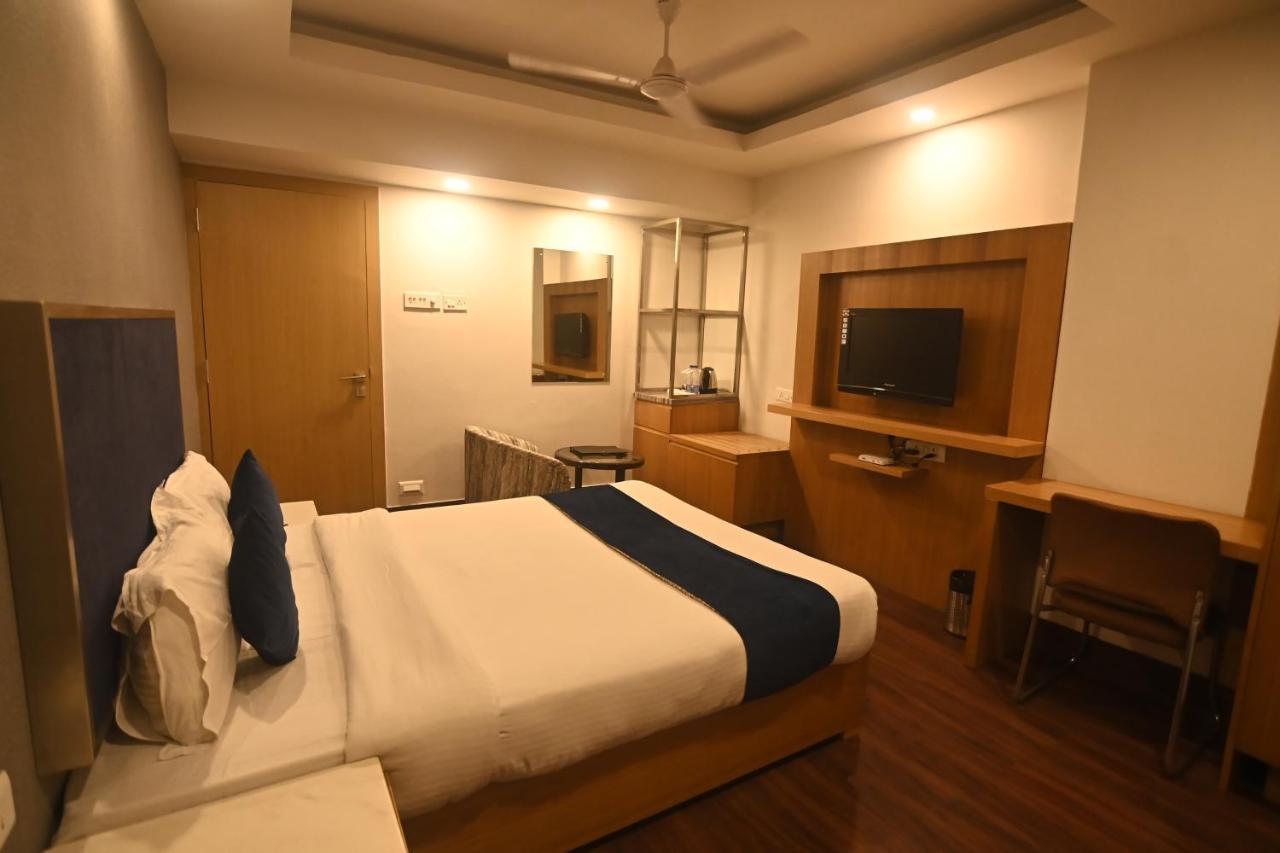 Hotel Prag Continental Guwahati Ngoại thất bức ảnh