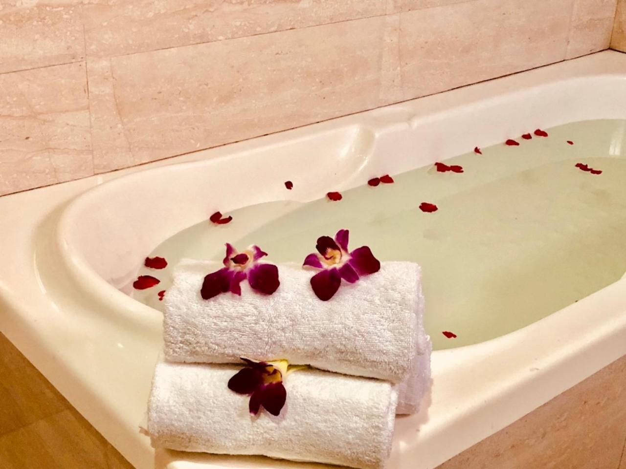 Hotel Prag Continental Guwahati Ngoại thất bức ảnh