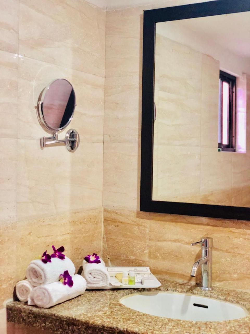 Hotel Prag Continental Guwahati Ngoại thất bức ảnh