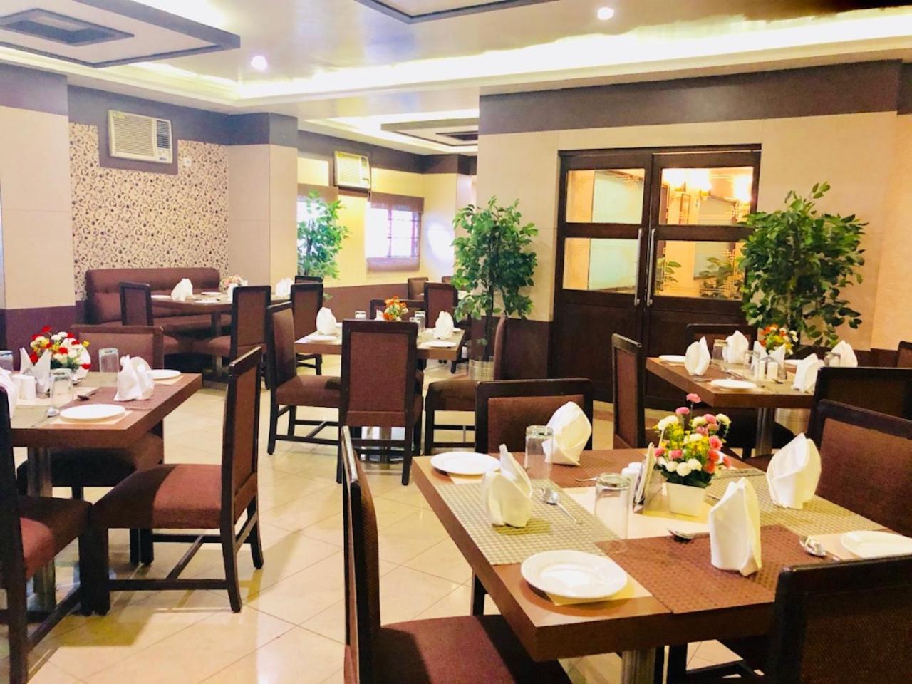 Hotel Prag Continental Guwahati Ngoại thất bức ảnh
