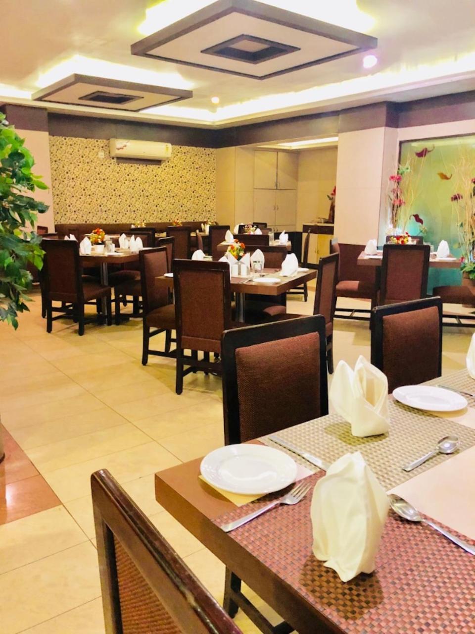 Hotel Prag Continental Guwahati Ngoại thất bức ảnh