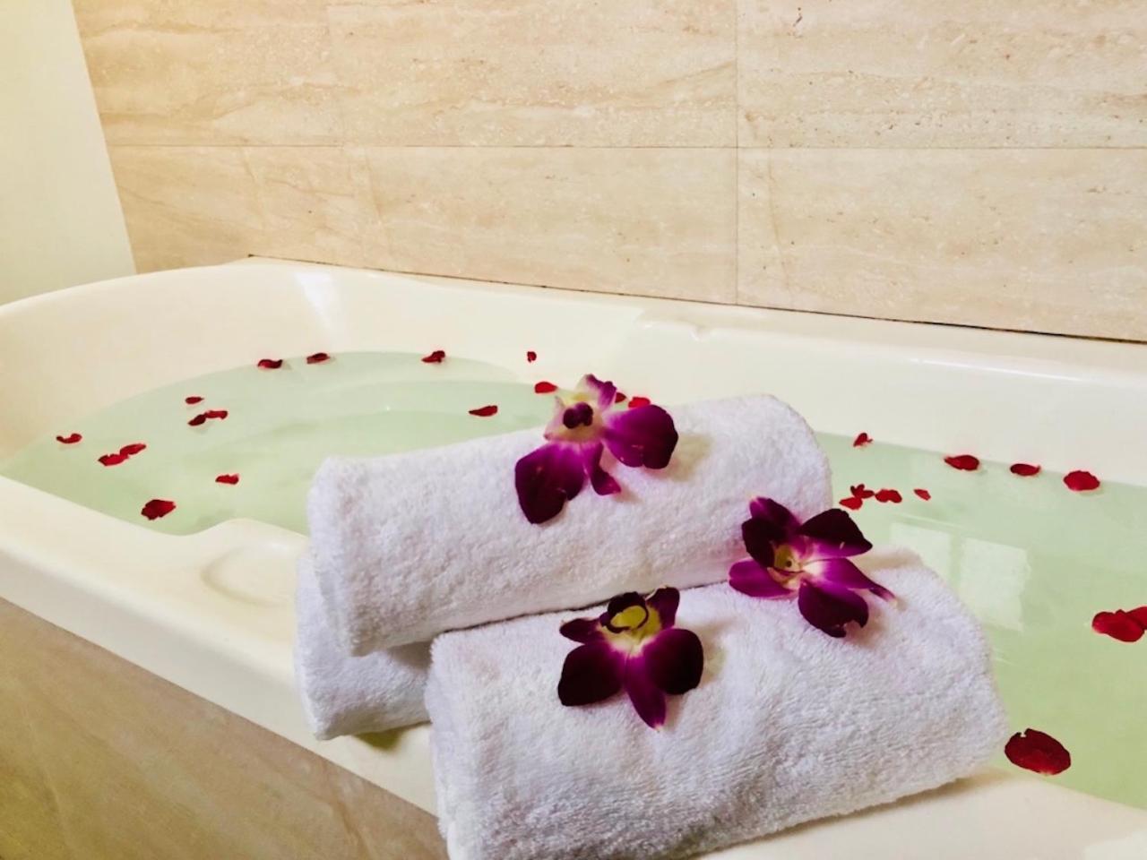 Hotel Prag Continental Guwahati Ngoại thất bức ảnh