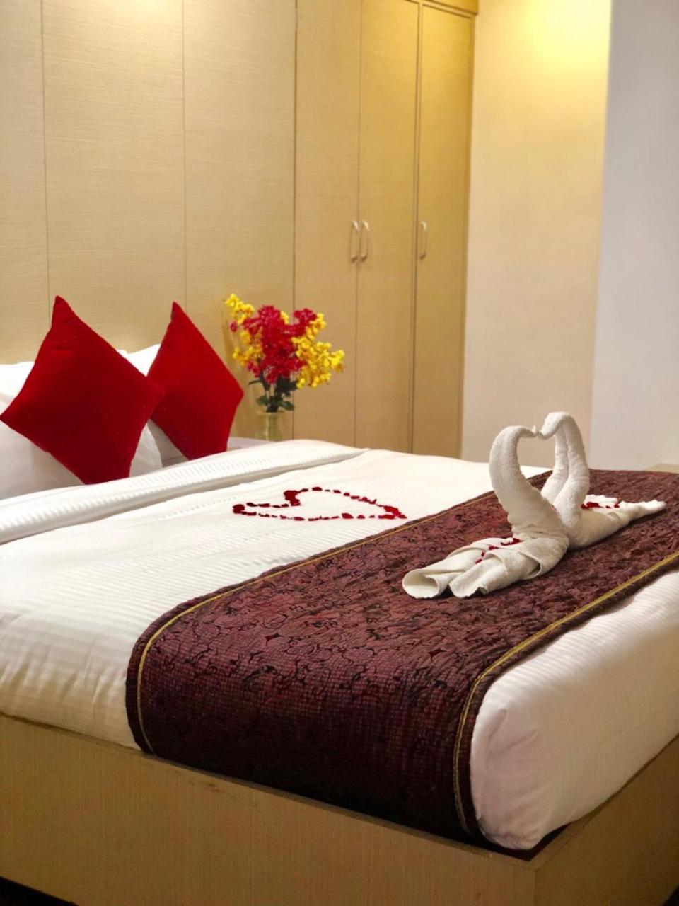 Hotel Prag Continental Guwahati Ngoại thất bức ảnh